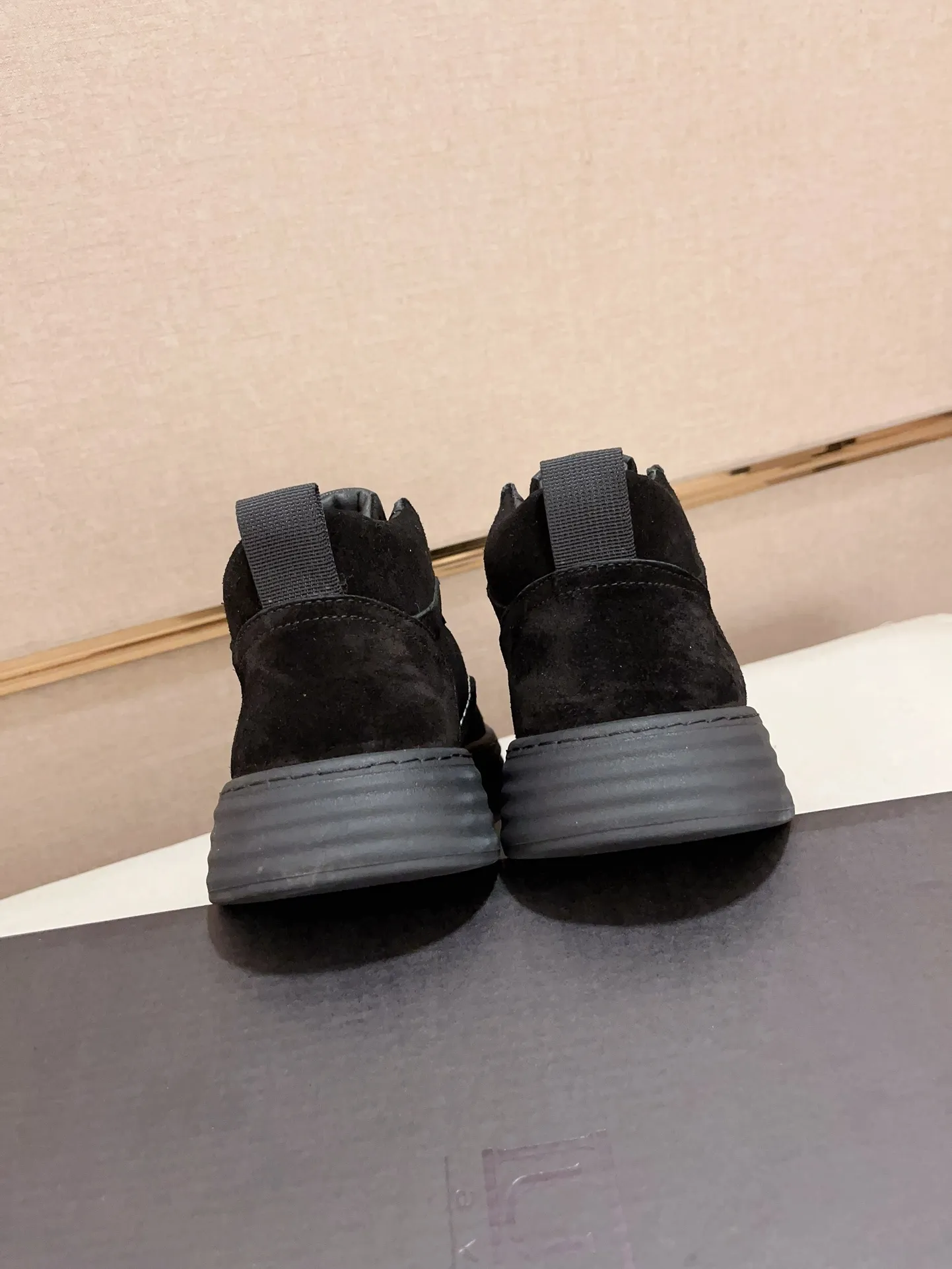 Factory price: 740💰North American men's shoes Ugg ☃️In the special sale of new high-quality men's shoes snow boots in autumn and winter, the nemesis of extreme cold weather! Made of cowhide leather, merino wool lining, and original outsole, whether driving, outdoor or daily wear, there is always one that suits you! Code number 39-44